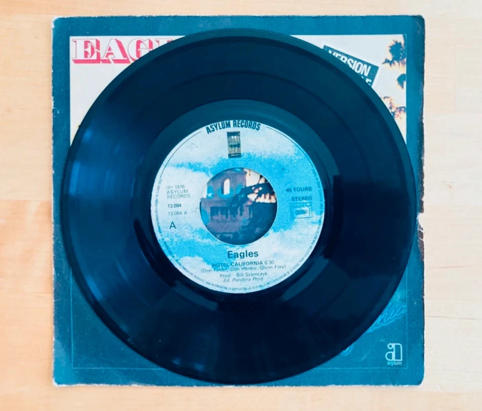 Disco de vinilo 45T Eagles Hotel California. – photo 2